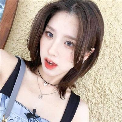 给小酒馆女子喝高杯酒
